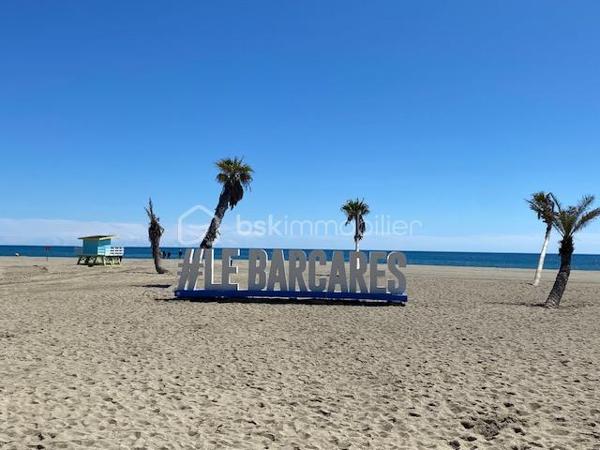 Idéalement situé au VILLAGE du Barcarès, à proximité de la MER, des COMMERCES de proximité et des transports en commun, découvrez ce studio, situé au 2ᵉ étage d’une résidence fermée et sécurisée.

L’appartement offre une pièce de vie lumineuse avec grand placard de rangement , le tout donnant directement sur une agréable terrasse exposée plein sud. 
La porte-fenêtre est équipée d’un volet roulant électrique, apportant un confort supplémentaire au quotidien.

La résidence dispose d’un local à vélos sécurisé et les charges de copropriété comprennent la consommation d’eau.

Une place de PARKING privative vient compléter ce bien ET un parking visiteur gratuit est à proximité immédiate de la résidence. 

Grâce à son emplacement privilégié et à ses nombreux atouts, ce studio constitue une belle opportunité, aussi bien pour une résidence secondaire, un premier achat ou un investissement locatif.