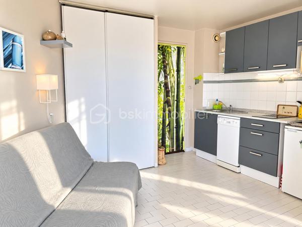 Idéalement situé au VILLAGE du Barcarès, à proximité de la MER, des COMMERCES de proximité et des transports en commun, découvrez ce studio, situé au 2ᵉ étage d’une résidence fermée et sécurisée.

L’appartement offre une pièce de vie lumineuse avec grand placard de rangement , le tout donnant directement sur une agréable terrasse exposée plein sud. 
La porte-fenêtre est équipée d’un volet roulant électrique, apportant un confort supplémentaire au quotidien.

La résidence dispose d’un local à vélos sécurisé et les charges de copropriété comprennent la consommation d’eau.

Une place de PARKING privative vient compléter ce bien ET un parking visiteur gratuit est à proximité immédiate de la résidence. 

Grâce à son emplacement privilégié et à ses nombreux atouts, ce studio constitue une belle opportunité, aussi bien pour une résidence secondaire, un premier achat ou un investissement locatif.
