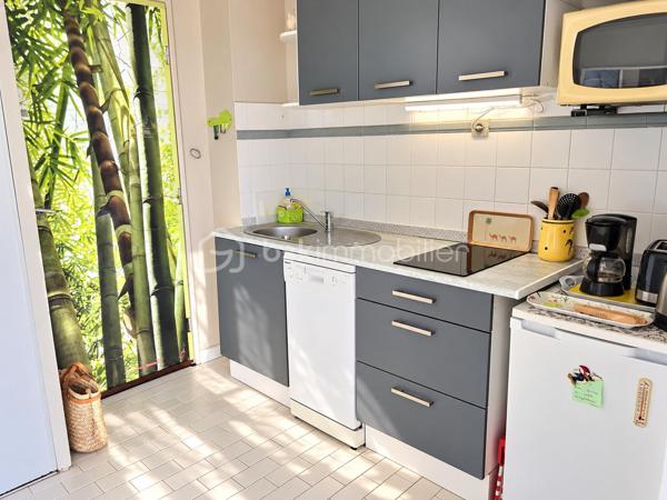 Idéalement situé au VILLAGE du Barcarès, à proximité de la MER, des COMMERCES de proximité et des transports en commun, découvrez ce studio, situé au 2ᵉ étage d’une résidence fermée et sécurisée.

L’appartement offre une pièce de vie lumineuse avec grand placard de rangement , le tout donnant directement sur une agréable terrasse exposée plein sud. 
La porte-fenêtre est équipée d’un volet roulant électrique, apportant un confort supplémentaire au quotidien.

La résidence dispose d’un local à vélos sécurisé et les charges de copropriété comprennent la consommation d’eau.

Une place de PARKING privative vient compléter ce bien ET un parking visiteur gratuit est à proximité immédiate de la résidence. 

Grâce à son emplacement privilégié et à ses nombreux atouts, ce studio constitue une belle opportunité, aussi bien pour une résidence secondaire, un premier achat ou un investissement locatif.