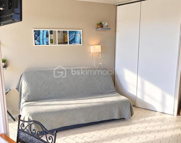 Idéalement situé au VILLAGE du Barcarès, à proximité de la MER, des COMMERCES de proximité et des transports en commun, découvrez ce studio, situé au 2ᵉ étage d’une résidence fermée et sécurisée.

L’appartement offre une pièce de vie lumineuse avec grand placard de rangement , le tout donnant directement sur une agréable terrasse exposée plein sud. 
La porte-fenêtre est équipée d’un volet roulant électrique, apportant un confort supplémentaire au quotidien.

La résidence dispose d’un local à vélos sécurisé et les charges de copropriété comprennent la consommation d’eau.

Une place de PARKING privative vient compléter ce bien ET un parking visiteur gratuit est à proximité immédiate de la résidence. 

Grâce à son emplacement privilégié et à ses nombreux atouts, ce studio constitue une belle opportunité, aussi bien pour une résidence secondaire, un premier achat ou un investissement locatif.