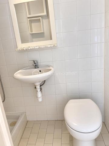 Idéalement situé au VILLAGE du Barcarès, à proximité de la MER, des COMMERCES de proximité et des transports en commun, découvrez ce studio, situé au 2ᵉ étage d’une résidence fermée et sécurisée.

L’appartement offre une pièce de vie lumineuse avec grand placard de rangement , le tout donnant directement sur une agréable terrasse exposée plein sud. 
La porte-fenêtre est équipée d’un volet roulant électrique, apportant un confort supplémentaire au quotidien.

La résidence dispose d’un local à vélos sécurisé et les charges de copropriété comprennent la consommation d’eau.

Une place de PARKING privative vient compléter ce bien ET un parking visiteur gratuit est à proximité immédiate de la résidence. 

Grâce à son emplacement privilégié et à ses nombreux atouts, ce studio constitue une belle opportunité, aussi bien pour une résidence secondaire, un premier achat ou un investissement locatif.