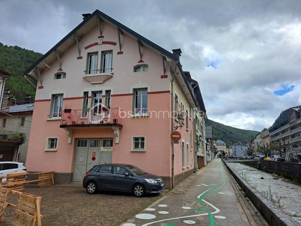 Rare sur le secteur, au cœur du centre-ville et dans un environnement privilégié, ce superbe appartement bourgeois de 140 m² prend place au sein d’une élégante résidence de caractère composée de seulement deux propriétaires.

Baigné de lumière grâce à son exposition sud/ouest, ce bien séduit immédiatement par ses volumes généreux, son cachet authentique et sa situation exceptionnelle sans aucun vis-à-vis, offrant une vue dégagée et apaisante sur la rivière.

L’appartement développe de beaux espaces de vie avec une atmosphère chaleureuse et raffinée : vaste hall d’entrée, pièce de réception lumineuse avec balcon, espace repas attenant à une cuisine aménagée pleine de charme, quatre chambres, terrasse intimiste avec vue sur l’eau, ainsi que de nombreux espaces annexes.

La résidence, discrète et pleine d’élégance, offre un cadre de vie recherché alliant le charme de l’ancien, la proximité immédiate des commodités du centre-ville et un environnement calme et préservé.

Le confort est également assuré grâce à une pompe à chaleur air/eau récente, encore garantie 6 ans, permettant de bénéficier d’une solution de chauffage performante et économique. Le bien est également raccordé au tout-à-l’égout conforme aux normes en vigueur.