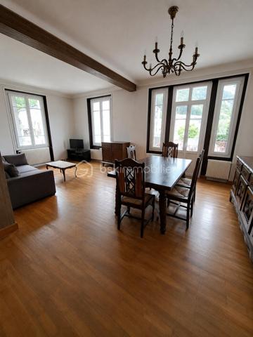 Rare sur le secteur, au cœur du centre-ville et dans un environnement privilégié, ce superbe appartement bourgeois de 140 m² prend place au sein d’une élégante résidence de caractère composée de seulement deux propriétaires.

Baigné de lumière grâce à son exposition sud/ouest, ce bien séduit immédiatement par ses volumes généreux, son cachet authentique et sa situation exceptionnelle sans aucun vis-à-vis, offrant une vue dégagée et apaisante sur la rivière.

L’appartement développe de beaux espaces de vie avec une atmosphère chaleureuse et raffinée : vaste hall d’entrée, pièce de réception lumineuse avec balcon, espace repas attenant à une cuisine aménagée pleine de charme, quatre chambres, terrasse intimiste avec vue sur l’eau, ainsi que de nombreux espaces annexes.

La résidence, discrète et pleine d’élégance, offre un cadre de vie recherché alliant le charme de l’ancien, la proximité immédiate des commodités du centre-ville et un environnement calme et préservé.

Le confort est également assuré grâce à une pompe à chaleur air/eau récente, encore garantie 6 ans, permettant de bénéficier d’une solution de chauffage performante et économique. Le bien est également raccordé au tout-à-l’égout conforme aux normes en vigueur.