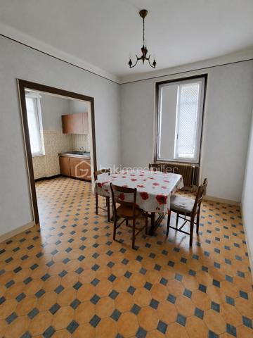 Rare sur le secteur, au cœur du centre-ville et dans un environnement privilégié, ce superbe appartement bourgeois de 140 m² prend place au sein d’une élégante résidence de caractère composée de seulement deux propriétaires.

Baigné de lumière grâce à son exposition sud/ouest, ce bien séduit immédiatement par ses volumes généreux, son cachet authentique et sa situation exceptionnelle sans aucun vis-à-vis, offrant une vue dégagée et apaisante sur la rivière.

L’appartement développe de beaux espaces de vie avec une atmosphère chaleureuse et raffinée : vaste hall d’entrée, pièce de réception lumineuse avec balcon, espace repas attenant à une cuisine aménagée pleine de charme, quatre chambres, terrasse intimiste avec vue sur l’eau, ainsi que de nombreux espaces annexes.

La résidence, discrète et pleine d’élégance, offre un cadre de vie recherché alliant le charme de l’ancien, la proximité immédiate des commodités du centre-ville et un environnement calme et préservé.

Le confort est également assuré grâce à une pompe à chaleur air/eau récente, encore garantie 6 ans, permettant de bénéficier d’une solution de chauffage performante et économique. Le bien est également raccordé au tout-à-l’égout conforme aux normes en vigueur.