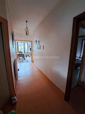 Rare sur le secteur, au cœur du centre-ville et dans un environnement privilégié, ce superbe appartement bourgeois de 140 m² prend place au sein d’une élégante résidence de caractère composée de seulement deux propriétaires.

Baigné de lumière grâce à son exposition sud/ouest, ce bien séduit immédiatement par ses volumes généreux, son cachet authentique et sa situation exceptionnelle sans aucun vis-à-vis, offrant une vue dégagée et apaisante sur la rivière.

L’appartement développe de beaux espaces de vie avec une atmosphère chaleureuse et raffinée : vaste hall d’entrée, pièce de réception lumineuse avec balcon, espace repas attenant à une cuisine aménagée pleine de charme, quatre chambres, terrasse intimiste avec vue sur l’eau, ainsi que de nombreux espaces annexes.

La résidence, discrète et pleine d’élégance, offre un cadre de vie recherché alliant le charme de l’ancien, la proximité immédiate des commodités du centre-ville et un environnement calme et préservé.

Le confort est également assuré grâce à une pompe à chaleur air/eau récente, encore garantie 6 ans, permettant de bénéficier d’une solution de chauffage performante et économique. Le bien est également raccordé au tout-à-l’égout conforme aux normes en vigueur.