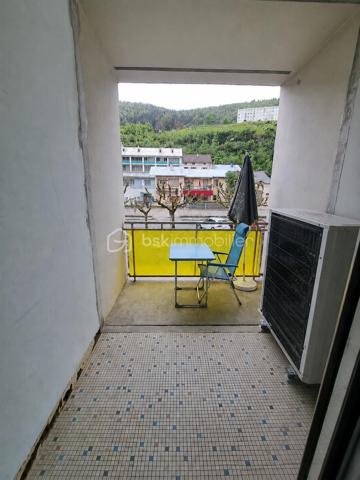 Rare sur le secteur, au cœur du centre-ville et dans un environnement privilégié, ce superbe appartement bourgeois de 140 m² prend place au sein d’une élégante résidence de caractère composée de seulement deux propriétaires.

Baigné de lumière grâce à son exposition sud/ouest, ce bien séduit immédiatement par ses volumes généreux, son cachet authentique et sa situation exceptionnelle sans aucun vis-à-vis, offrant une vue dégagée et apaisante sur la rivière.

L’appartement développe de beaux espaces de vie avec une atmosphère chaleureuse et raffinée : vaste hall d’entrée, pièce de réception lumineuse avec balcon, espace repas attenant à une cuisine aménagée pleine de charme, quatre chambres, terrasse intimiste avec vue sur l’eau, ainsi que de nombreux espaces annexes.

La résidence, discrète et pleine d’élégance, offre un cadre de vie recherché alliant le charme de l’ancien, la proximité immédiate des commodités du centre-ville et un environnement calme et préservé.

Le confort est également assuré grâce à une pompe à chaleur air/eau récente, encore garantie 6 ans, permettant de bénéficier d’une solution de chauffage performante et économique. Le bien est également raccordé au tout-à-l’égout conforme aux normes en vigueur.