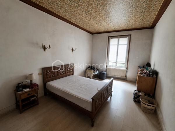 Rare sur le secteur, au cœur du centre-ville et dans un environnement privilégié, ce superbe appartement bourgeois de 140 m² prend place au sein d’une élégante résidence de caractère composée de seulement deux propriétaires.

Baigné de lumière grâce à son exposition sud/ouest, ce bien séduit immédiatement par ses volumes généreux, son cachet authentique et sa situation exceptionnelle sans aucun vis-à-vis, offrant une vue dégagée et apaisante sur la rivière.

L’appartement développe de beaux espaces de vie avec une atmosphère chaleureuse et raffinée : vaste hall d’entrée, pièce de réception lumineuse avec balcon, espace repas attenant à une cuisine aménagée pleine de charme, quatre chambres, terrasse intimiste avec vue sur l’eau, ainsi que de nombreux espaces annexes.

La résidence, discrète et pleine d’élégance, offre un cadre de vie recherché alliant le charme de l’ancien, la proximité immédiate des commodités du centre-ville et un environnement calme et préservé.

Le confort est également assuré grâce à une pompe à chaleur air/eau récente, encore garantie 6 ans, permettant de bénéficier d’une solution de chauffage performante et économique. Le bien est également raccordé au tout-à-l’égout conforme aux normes en vigueur.