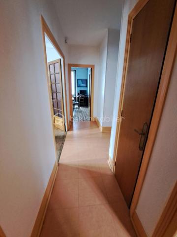 Rare sur le secteur, au cœur du centre-ville et dans un environnement privilégié, ce superbe appartement bourgeois de 140 m² prend place au sein d’une élégante résidence de caractère composée de seulement deux propriétaires.

Baigné de lumière grâce à son exposition sud/ouest, ce bien séduit immédiatement par ses volumes généreux, son cachet authentique et sa situation exceptionnelle sans aucun vis-à-vis, offrant une vue dégagée et apaisante sur la rivière.

L’appartement développe de beaux espaces de vie avec une atmosphère chaleureuse et raffinée : vaste hall d’entrée, pièce de réception lumineuse avec balcon, espace repas attenant à une cuisine aménagée pleine de charme, quatre chambres, terrasse intimiste avec vue sur l’eau, ainsi que de nombreux espaces annexes.

La résidence, discrète et pleine d’élégance, offre un cadre de vie recherché alliant le charme de l’ancien, la proximité immédiate des commodités du centre-ville et un environnement calme et préservé.

Le confort est également assuré grâce à une pompe à chaleur air/eau récente, encore garantie 6 ans, permettant de bénéficier d’une solution de chauffage performante et économique. Le bien est également raccordé au tout-à-l’égout conforme aux normes en vigueur.