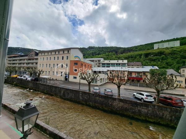 Rare sur le secteur, au cœur du centre-ville et dans un environnement privilégié, ce superbe appartement bourgeois de 140 m² prend place au sein d’une élégante résidence de caractère composée de seulement deux propriétaires.

Baigné de lumière grâce à son exposition sud/ouest, ce bien séduit immédiatement par ses volumes généreux, son cachet authentique et sa situation exceptionnelle sans aucun vis-à-vis, offrant une vue dégagée et apaisante sur la rivière.

L’appartement développe de beaux espaces de vie avec une atmosphère chaleureuse et raffinée : vaste hall d’entrée, pièce de réception lumineuse avec balcon, espace repas attenant à une cuisine aménagée pleine de charme, quatre chambres, terrasse intimiste avec vue sur l’eau, ainsi que de nombreux espaces annexes.

La résidence, discrète et pleine d’élégance, offre un cadre de vie recherché alliant le charme de l’ancien, la proximité immédiate des commodités du centre-ville et un environnement calme et préservé.

Le confort est également assuré grâce à une pompe à chaleur air/eau récente, encore garantie 6 ans, permettant de bénéficier d’une solution de chauffage performante et économique. Le bien est également raccordé au tout-à-l’égout conforme aux normes en vigueur.