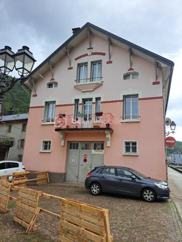 Rare sur le secteur, au cœur du centre-ville et dans un environnement privilégié, ce superbe appartement bourgeois de 140 m² prend place au sein d’une élégante résidence de caractère composée de seulement deux propriétaires.

Baigné de lumière grâce à son exposition sud/ouest, ce bien séduit immédiatement par ses volumes généreux, son cachet authentique et sa situation exceptionnelle sans aucun vis-à-vis, offrant une vue dégagée et apaisante sur la rivière.

L’appartement développe de beaux espaces de vie avec une atmosphère chaleureuse et raffinée : vaste hall d’entrée, pièce de réception lumineuse avec balcon, espace repas attenant à une cuisine aménagée pleine de charme, quatre chambres, terrasse intimiste avec vue sur l’eau, ainsi que de nombreux espaces annexes.

La résidence, discrète et pleine d’élégance, offre un cadre de vie recherché alliant le charme de l’ancien, la proximité immédiate des commodités du centre-ville et un environnement calme et préservé.

Le confort est également assuré grâce à une pompe à chaleur air/eau récente, encore garantie 6 ans, permettant de bénéficier d’une solution de chauffage performante et économique. Le bien est également raccordé au tout-à-l’égout conforme aux normes en vigueur.