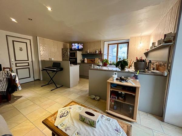 Propriété de caractère 4 chambres au coeur du village de Saint-Julien-sur-Suran