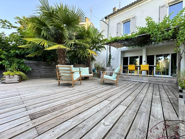 A VENDRE MAISON DE VILLE  ENTIEREMENT RENOVEE  AVEC JARDIN ET PISCINE.