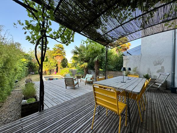 A VENDRE MAISON DE VILLE  ENTIEREMENT RENOVEE  AVEC JARDIN ET PISCINE.