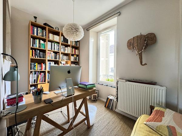 A VENDRE MAISON DE VILLE  ENTIEREMENT RENOVEE  AVEC JARDIN ET PISCINE.