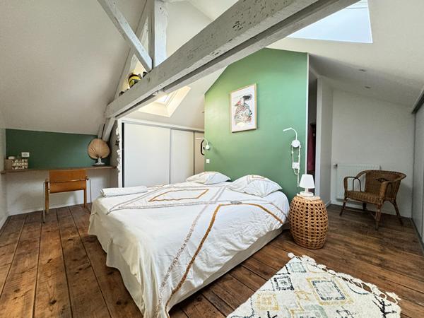 A VENDRE MAISON DE VILLE  ENTIEREMENT RENOVEE  AVEC JARDIN ET PISCINE.