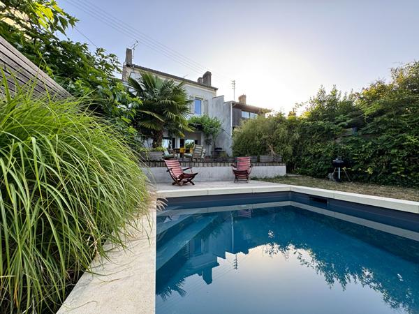 A VENDRE MAISON DE VILLE  ENTIEREMENT RENOVEE  AVEC JARDIN ET PISCINE.