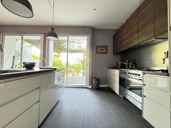 A VENDRE MAISON DE VILLE  ENTIEREMENT RENOVEE  AVEC JARDIN ET PISCINE.