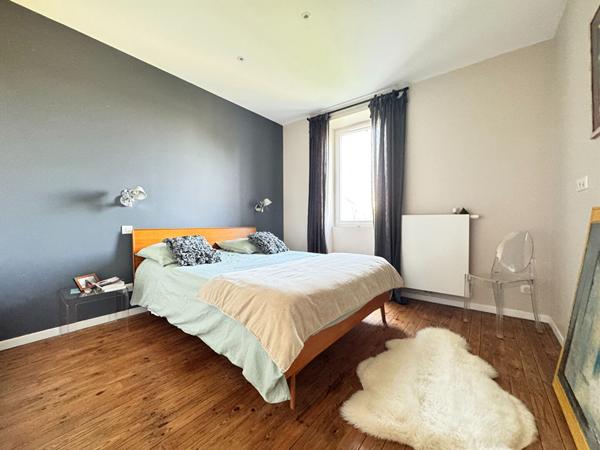 A VENDRE MAISON DE VILLE  ENTIEREMENT RENOVEE  AVEC JARDIN ET PISCINE.