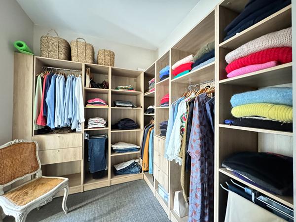 A VENDRE MAISON DE VILLE  ENTIEREMENT RENOVEE  AVEC JARDIN ET PISCINE.