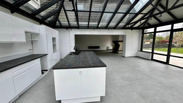 Propriété d'exception  221 m² de luminosité sur  presque 3 000 m² de terrain