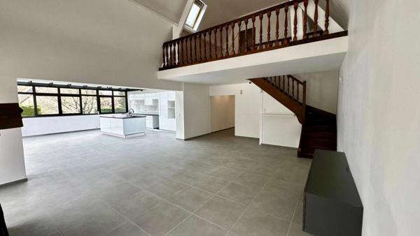 Propriété d'exception  221 m² de luminosité sur  presque 3 000 m² de terrain