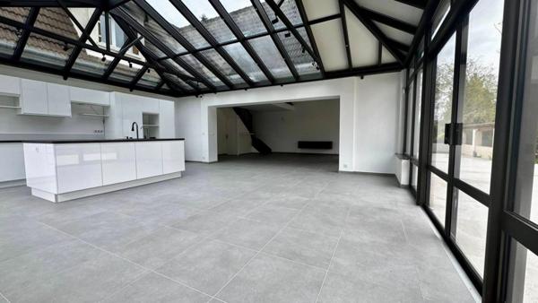 Propriété d'exception  221 m² de luminosité sur  presque 3 000 m² de terrain