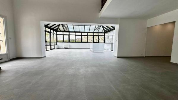 Propriété d'exception  221 m² de luminosité sur  presque 3 000 m² de terrain