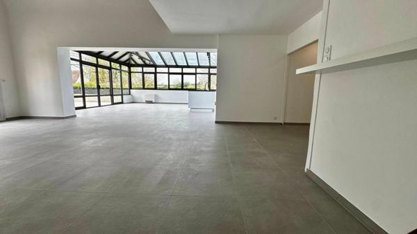 Propriété d'exception  221 m² de luminosité sur  presque 3 000 m² de terrain