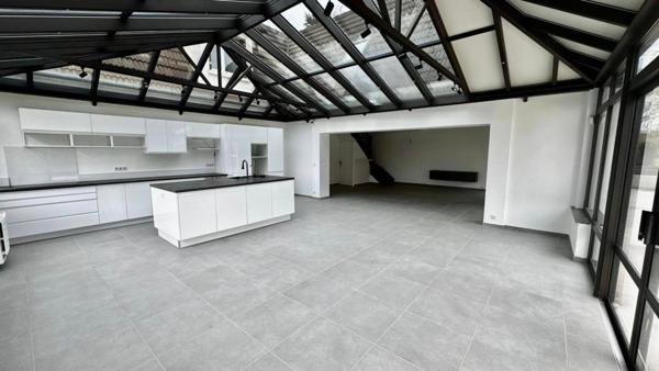 Propriété d'exception  221 m² de luminosité sur  presque 3 000 m² de terrain