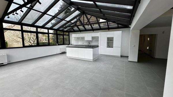 Propriété d'exception  221 m² de luminosité sur  presque 3 000 m² de terrain