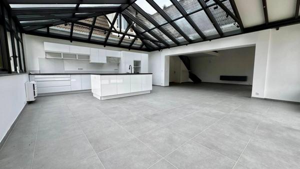 Propriété d'exception  221 m² de luminosité sur  presque 3 000 m² de terrain