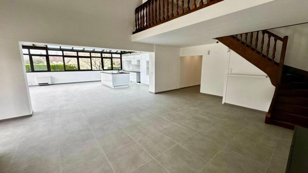 Propriété d'exception  221 m² de luminosité sur  presque 3 000 m² de terrain