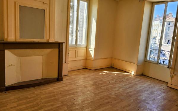 Immeuble à vendre    6 pièces • 150 m2 Bellac