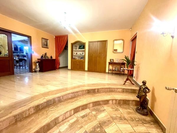 SUPERBE MAISON DE 223 M2 avec SOUS SOL ET PISCINE INTERIEURE /// proche CENTRE BOURG MIREBEAU