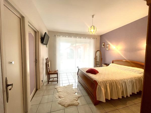 SUPERBE MAISON DE 223 M2 avec SOUS SOL ET PISCINE INTERIEURE /// proche CENTRE BOURG MIREBEAU