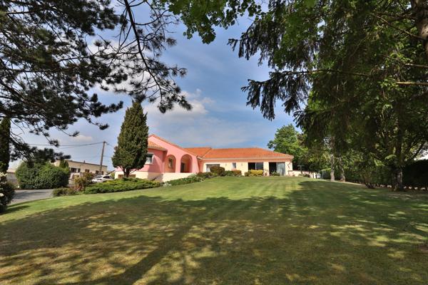 SUPERBE MAISON DE 223 M2 avec SOUS SOL ET PISCINE INTERIEURE /// proche CENTRE BOURG MIREBEAU