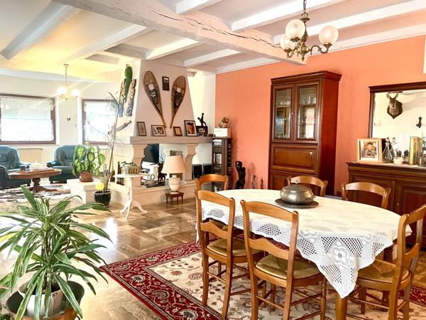 SUPERBE MAISON DE 223 M2 avec SOUS SOL ET PISCINE INTERIEURE /// proche CENTRE BOURG MIREBEAU