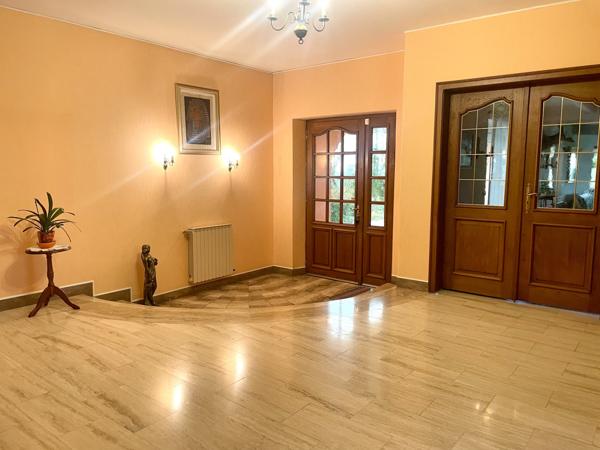 SUPERBE MAISON DE 223 M2 avec SOUS SOL ET PISCINE INTERIEURE /// proche CENTRE BOURG MIREBEAU