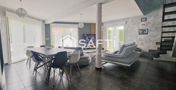 Maison de 150m² avec piscine chauffée et 6 places couvertes