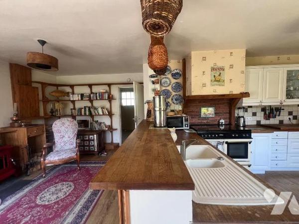 A VENDRE - MESQUER -EMPLACEMENT IDEAL : A PROXIMITE IMMEDIATE DU BOURG ET PROCHE PLAGE - MAISON...