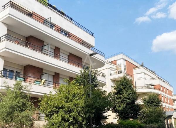 SURESNES/ PUTEAUX. Dans un immeuble de standing, Appartement de 3 pièces totalement rénové avec cave et parking.