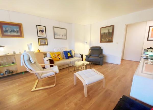 SURESNES/ PUTEAUX. Dans un immeuble de standing, Appartement de 3 pièces totalement rénové avec cave et parking.