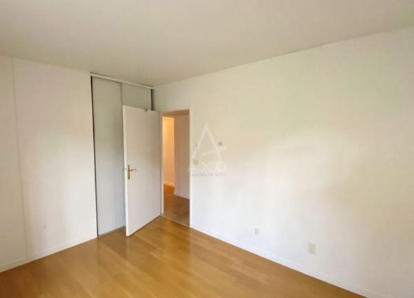 SURESNES/ PUTEAUX. Dans un immeuble de standing, Appartement de 3 pièces totalement rénové avec cave et parking.