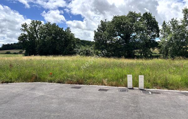 Terrain viabilisé de 637 m² au calme à Saint Nauphary
