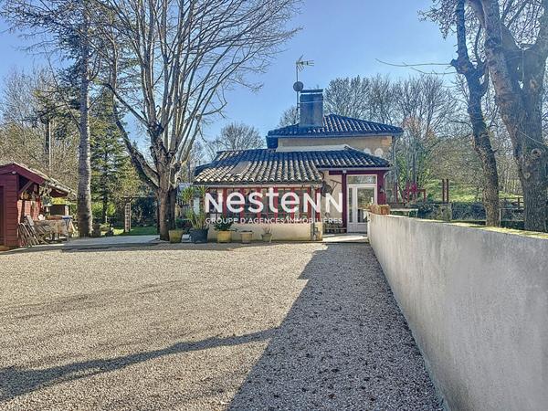 Maison en pierre Roquelaure à vendre 7 pièces jardin arboré et piscine