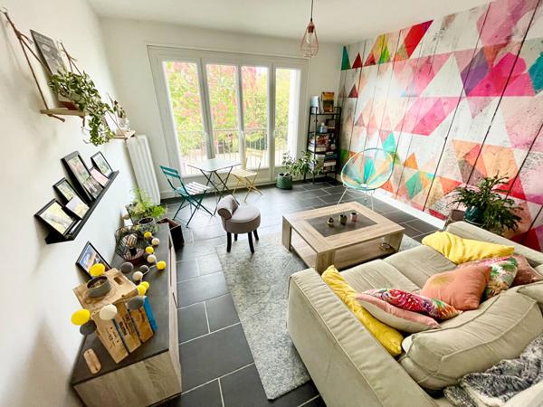 A vendre Angers Barra, Prédali, secteur hôpital, appartement de type 2,1er étage, 1 chambre, place de parking,cave.Situé à 4 minutes du CHU et 12 minutes de la gare d'Angers.