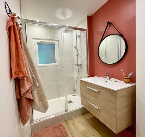 A vendre Angers Barra, Prédali, secteur hôpital, appartement de type 2,1er étage, 1 chambre, place de parking,cave.Situé à 4 minutes du CHU et 12 minutes de la gare d'Angers.