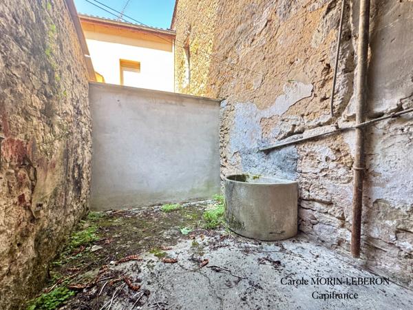 Maison en pierre à rénover, 3 chambres, garage et cour
