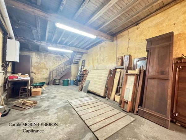 Maison en pierre à rénover, 3 chambres, garage et cour