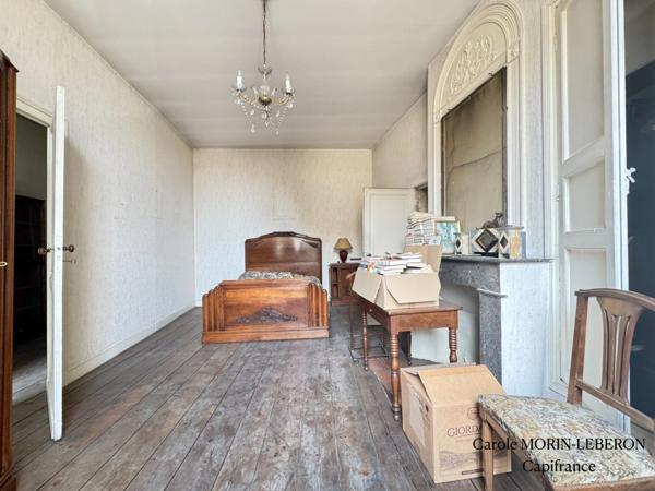Maison en pierre à rénover, 3 chambres, garage et cour